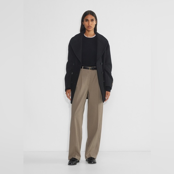 Aritzia The Effortless Pant Crepette
High-Waist Wide-Leg Japanese Crepe Trouser - Picture 16 of 16